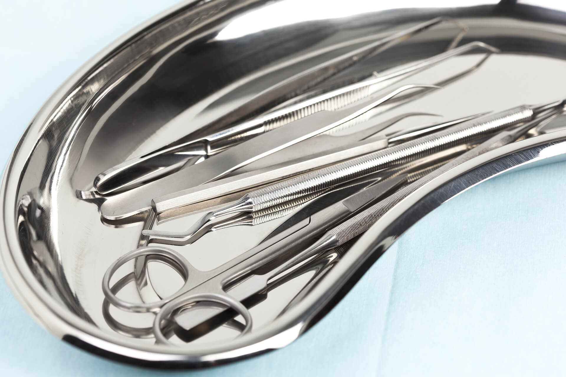 Silberne chirurgischen Schale in der chirurgischen Besteckt liegt.