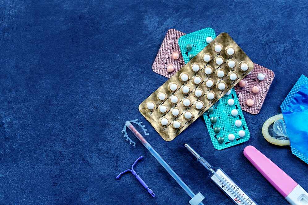 Verschiedene Verhütungsmittel, die die Wahl für Frauen beeinflussen können, um Blasenentzündungen vorzubeugen. Es wird empfohlen, auf chemische Verhütungsmethoden wie spermizide Cremes, Gels, Diaphragmen und Vaginalringe zu verzichten, da sie das Risiko einer Blasenentzündung erhöhen können. Stattdessen bieten Kondome eine sichere Option, die auch vor der Übertragung von Keimen schützt.